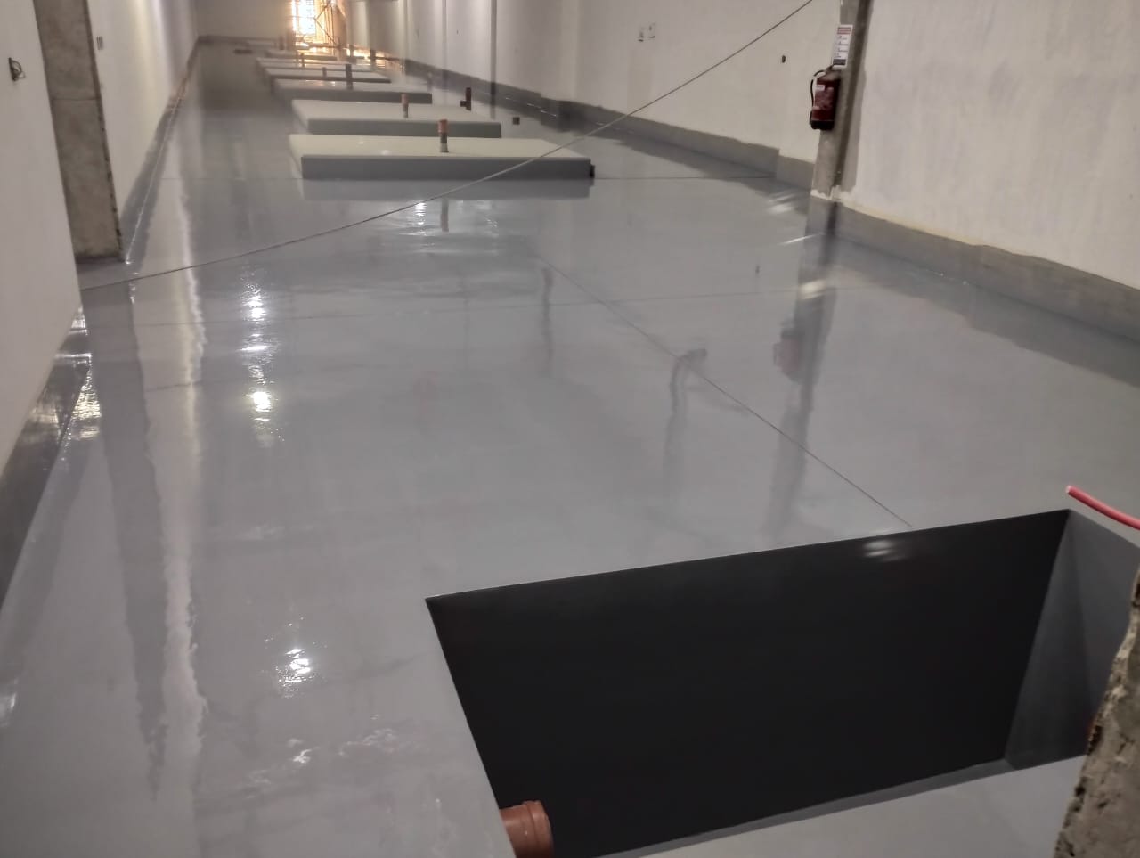 عامل يقوم بمسح الخرسانة ومعالجتها